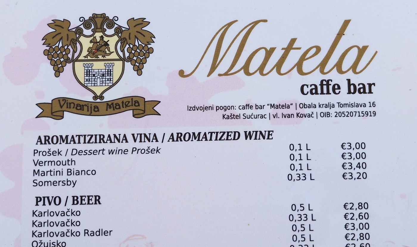 Menukaart van caffe bar Matela in Kaštel Sućurac met prijzen voor wijn en bier, met het wapenlogo van Vinarija Matela