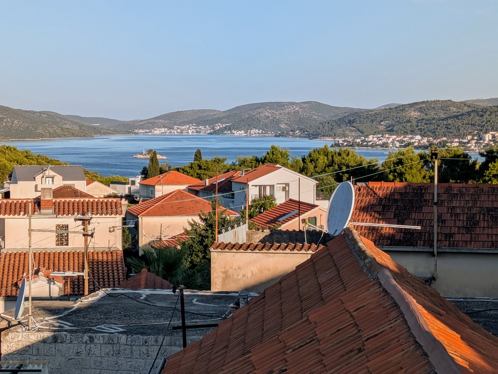 Zeezicht vanaf het balkon van House Seaview op Čiovo