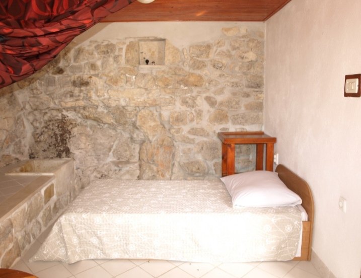 Slaapkamer met authentieke stenen muur