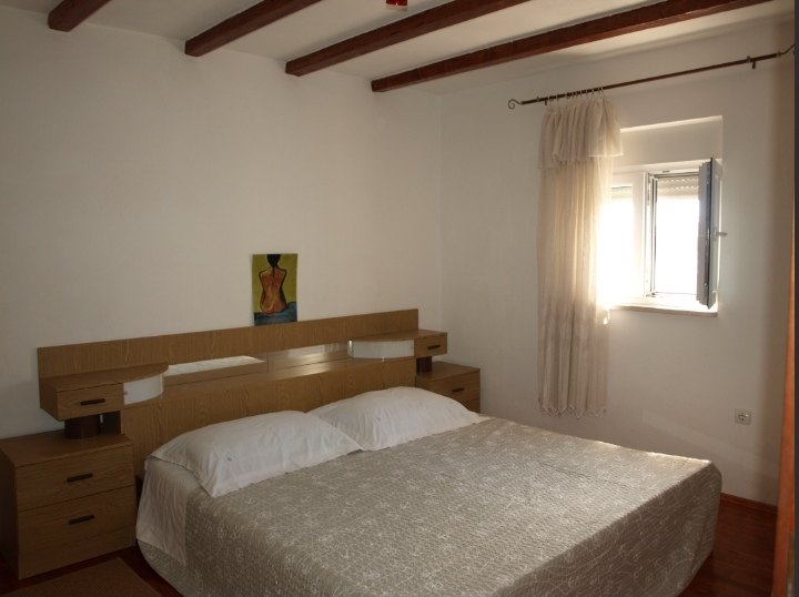 Lichte slaapkamer met tweepersoonsbed