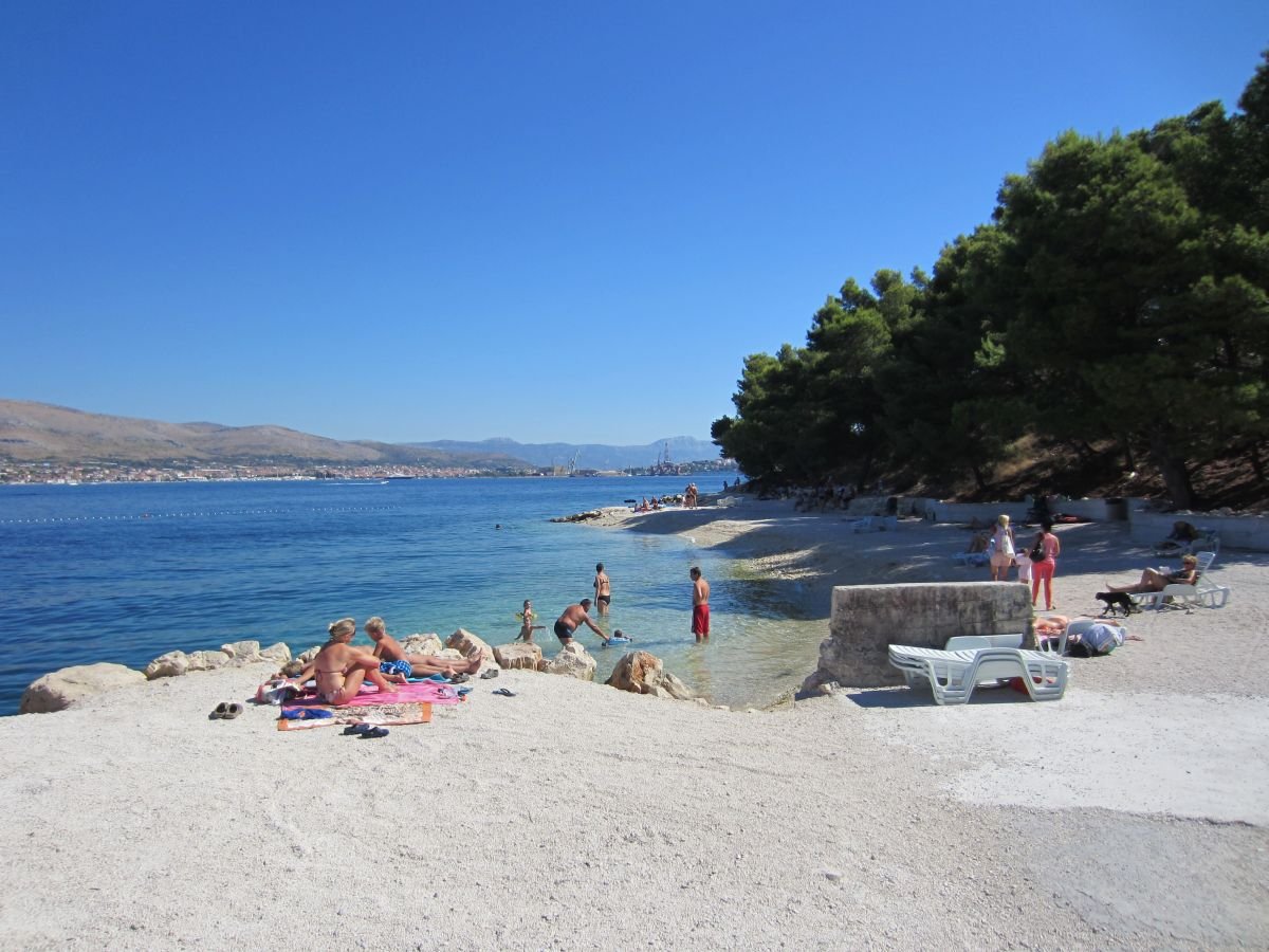 Kiezelstrand met helder water bij Čiovo