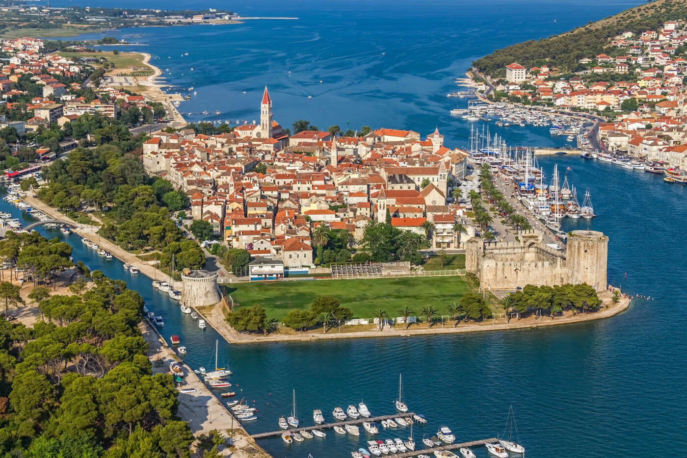 Luchtfoto van de oude stad van Trogir