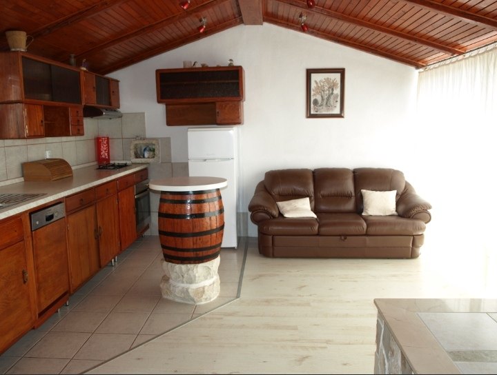 Woonkamer met keuken en zithoek