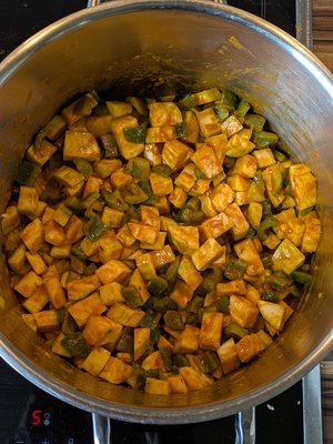 Courgette en paprika met currypasta in de pan