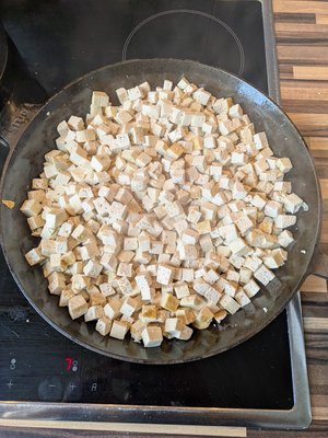 Tofublokjes aanbakken in de pan