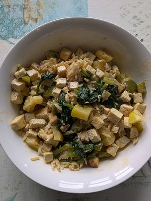 Tofu-curry met rijst op het bord